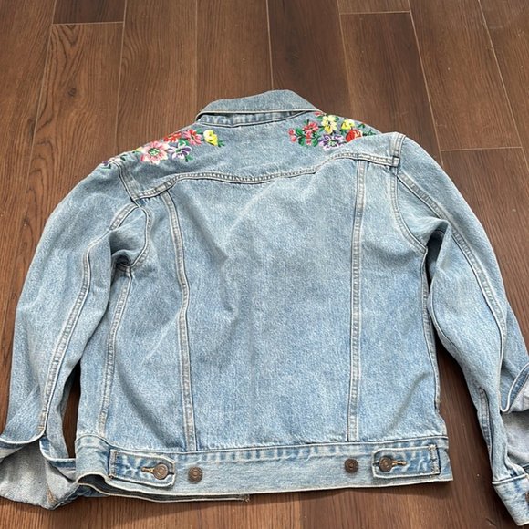🎉Host Pick 🎉Levi's Ex-Boyfriend Trucker Embroidered Denim Jacket - Picture 6 of 6